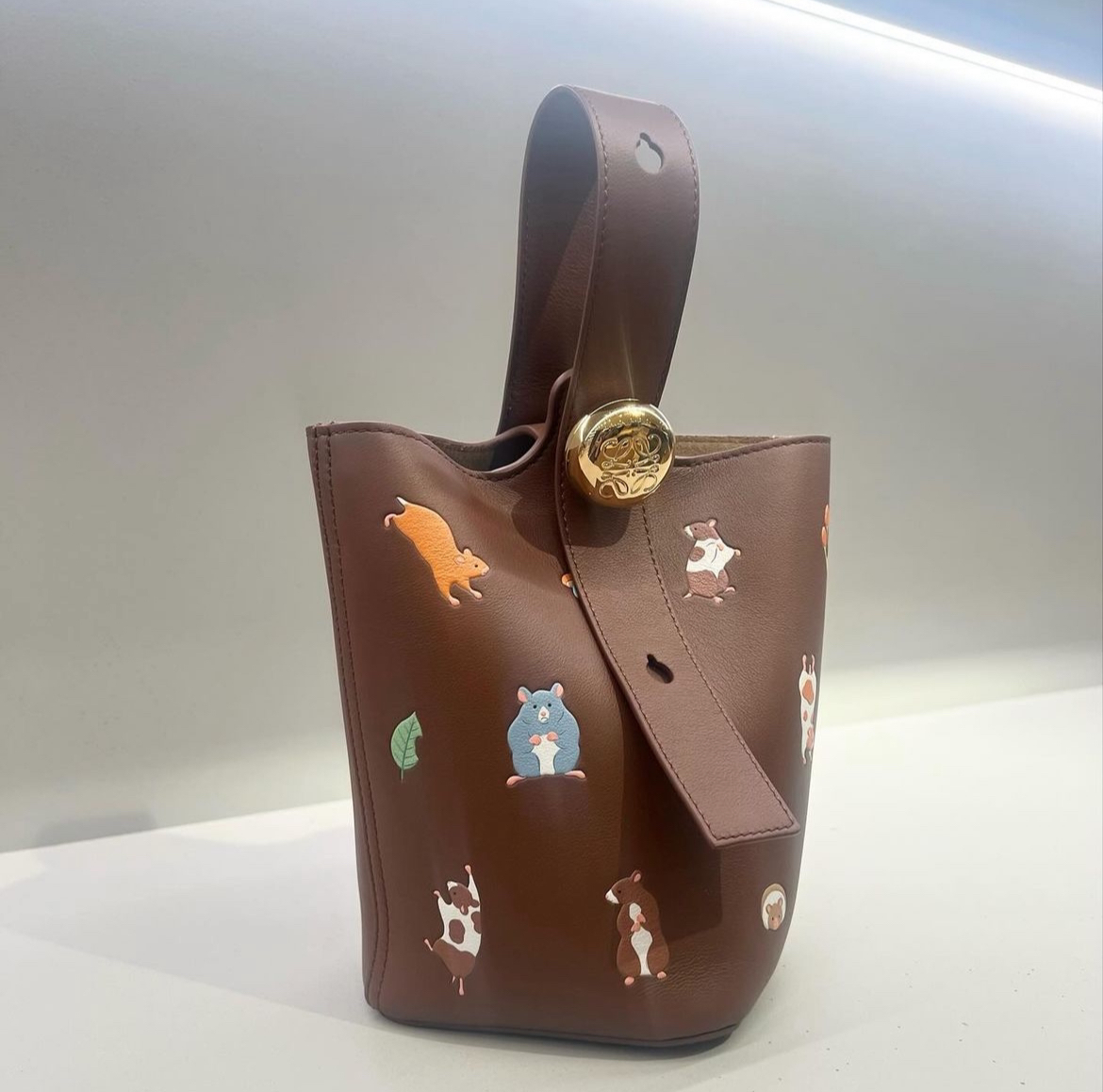 LOEWE x Suna Fujita Hamster mini Pebble bucket in nappa